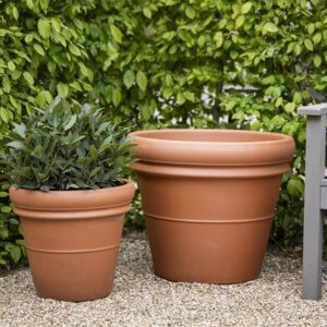 Ridged Italian terracotta pot - classic terracotta